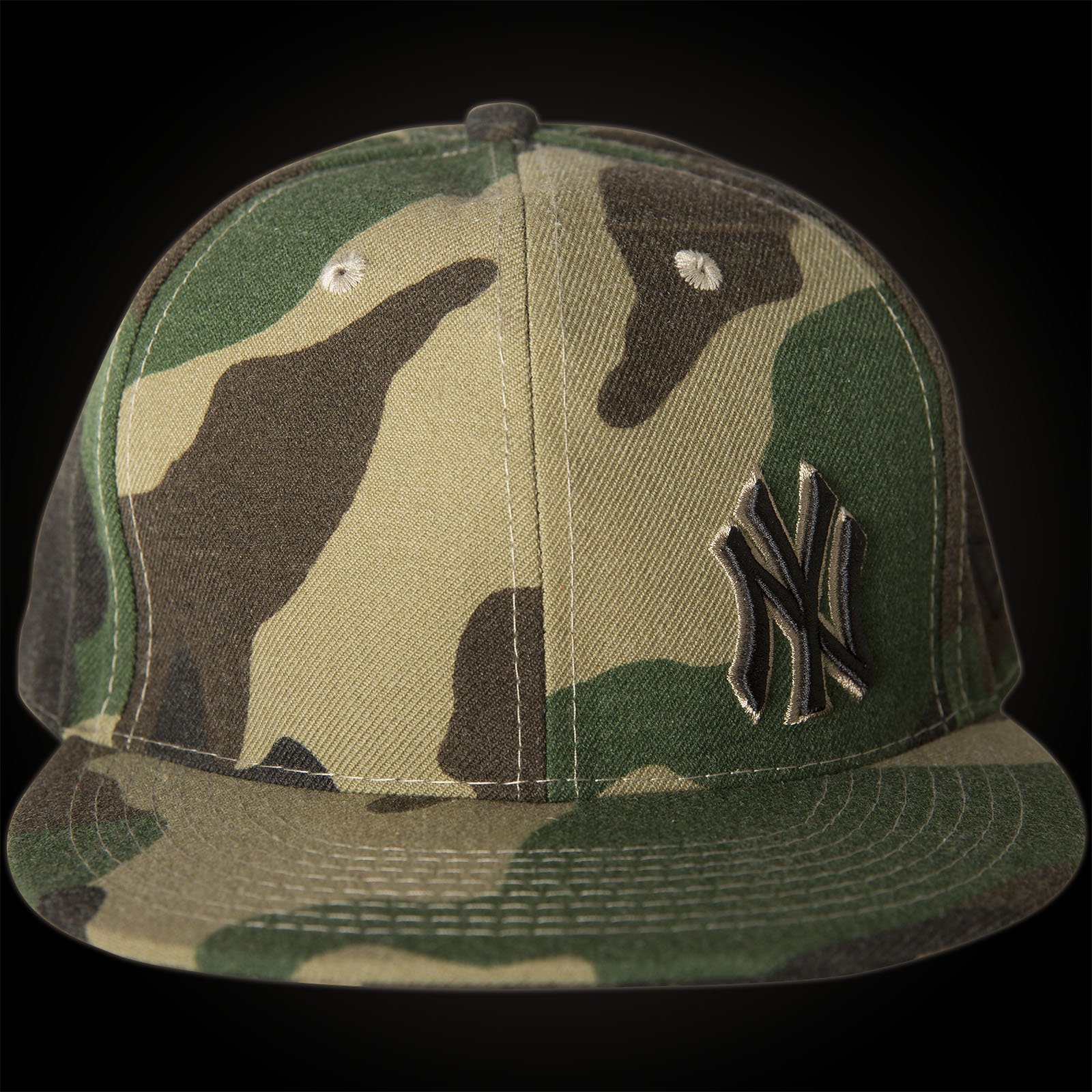 Basecap New York featuring a camouflage look and 3D application