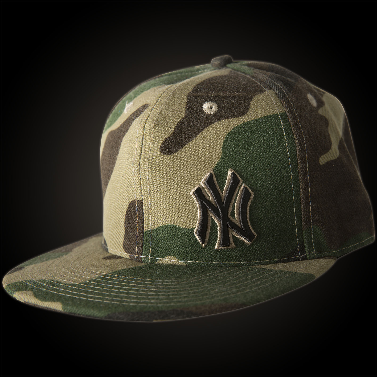 Basecap New York featuring a camouflage look and 3D application