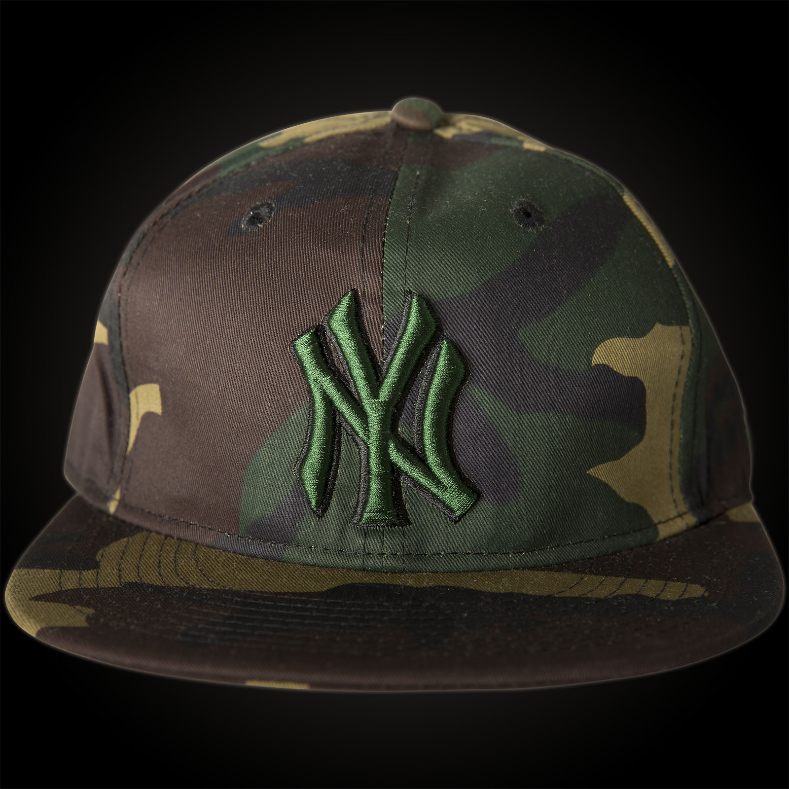 Basecap New York III featuring a camouflage look and 3D application